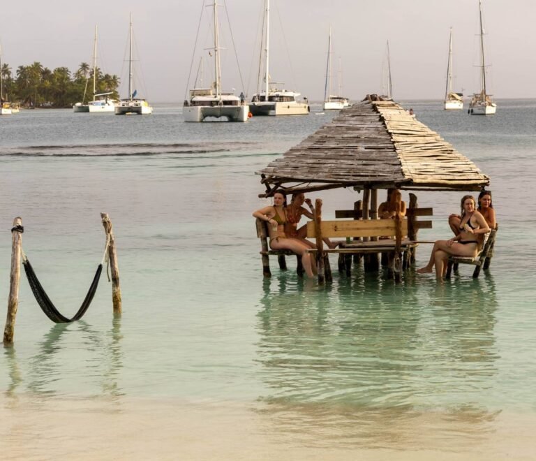 Mesa sobre el mar en Cayos Holandeses San Blas para disfrutar cócteles en el Caribe