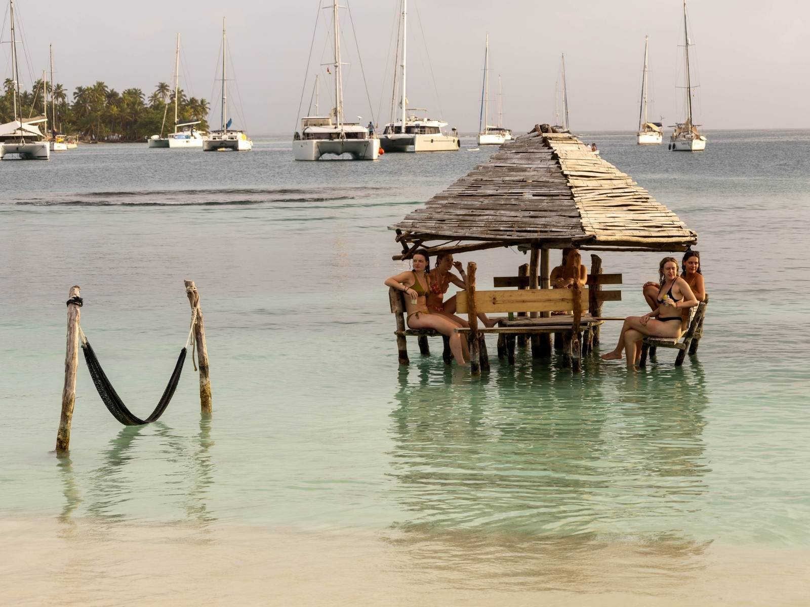 Mesa sobre el mar en Cayos Holandeses San Blas para disfrutar cócteles en el Caribe