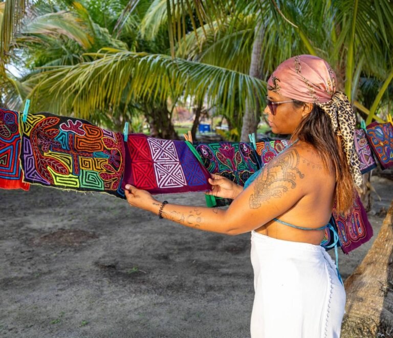 Molas tradicionales guna en Cayos Holandeses San Blas con artesanías coloridas en la isla