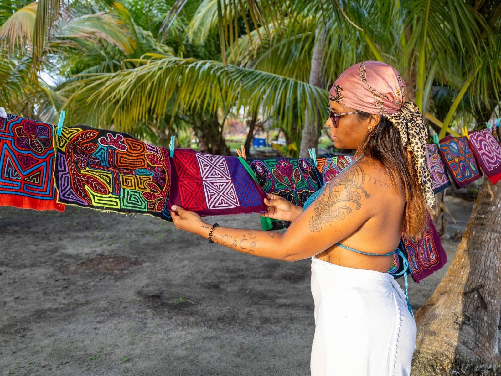 Molas tradicionales guna en Cayos Holandeses San Blas con artesanías coloridas en la isla