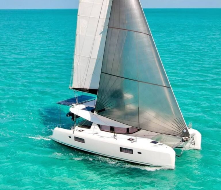 catamarán Lagoon 42 navegando en San Blas aguas turquesas del Caribe Panamá