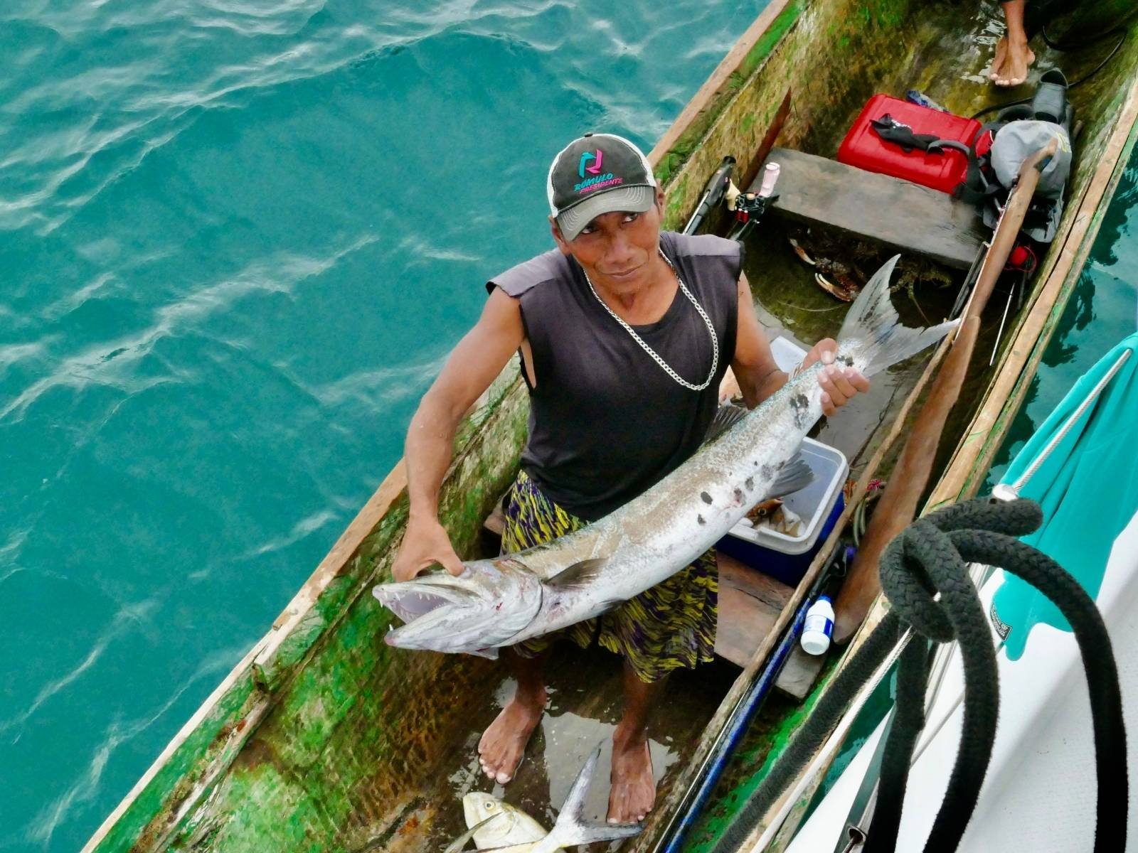 vendedores locales de Guna Yala ofreciendo pescado fresco desde embarcación tradicional en San Blas Caribe Panamá