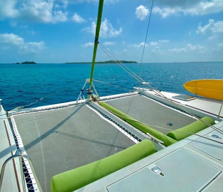 zona de proa en catamarán Lagoon 55 en San Blas con vista al mar abierto