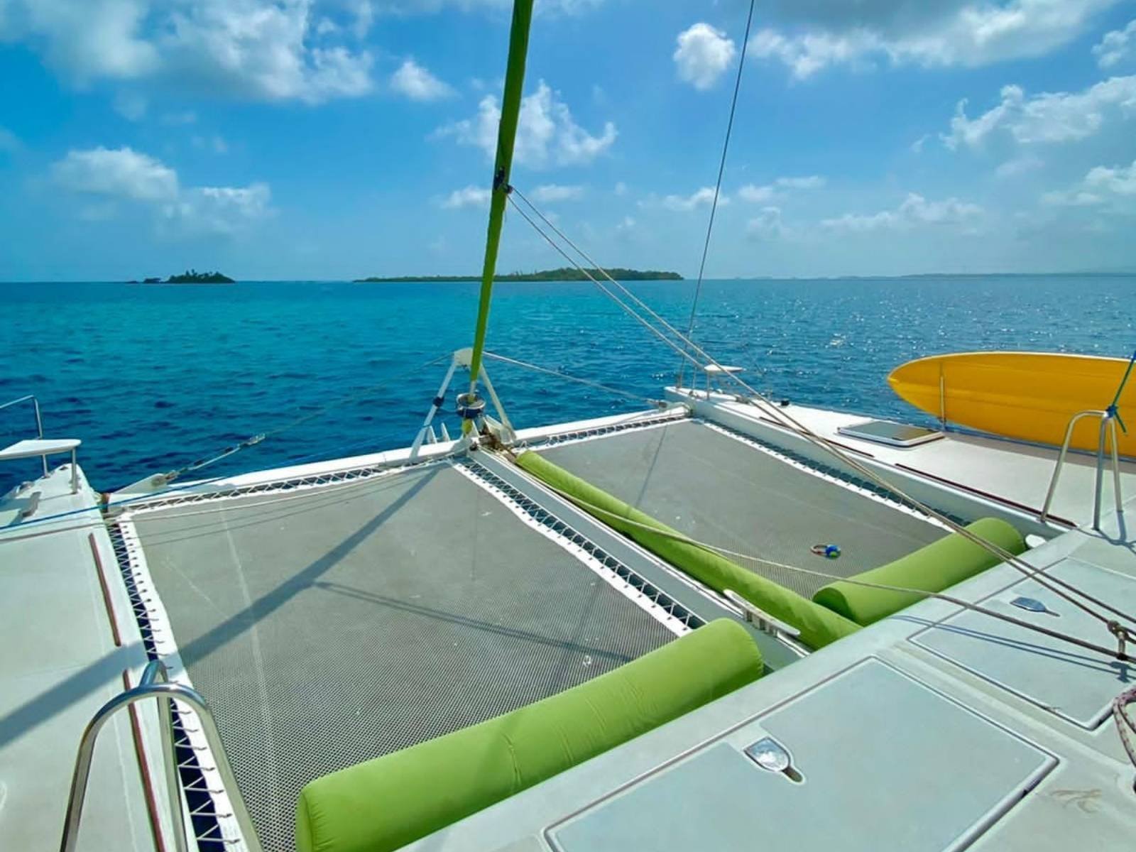 zona de proa en catamarán Lagoon 55 en San Blas con vista al mar abierto