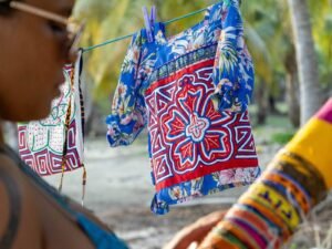 Ropa tradicional guna en Cayos Holandeses San Blas con diseños coloridos y cultura local