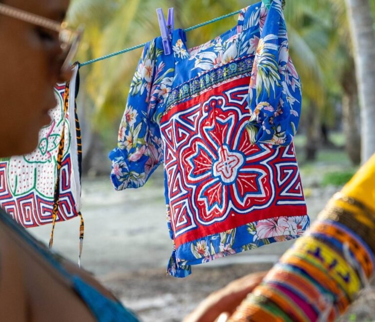 Ropa tradicional guna en Cayos Holandeses San Blas con diseños coloridos y cultura local