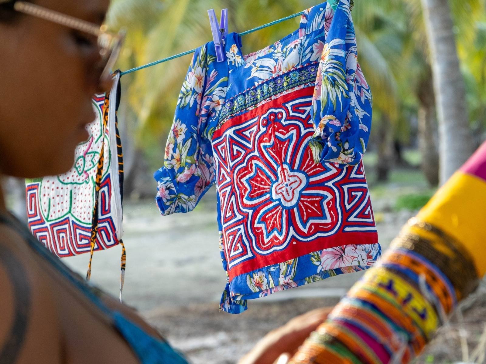 Ropa tradicional guna en Cayos Holandeses San Blas con diseños coloridos y cultura local