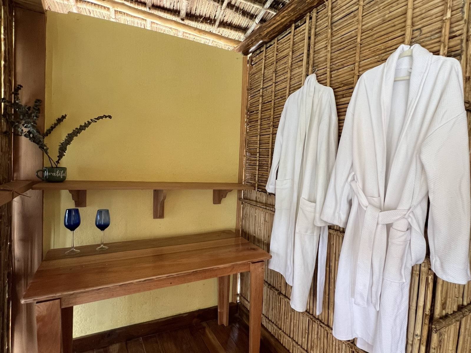 Kit de baño y salida de baño para huéspedes en cabaña de San Blas con amenities y espacio cómodo