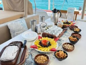 Snacks y comida a bordo de catamarán en San Blas con variedad de platos para compartir frente al mar