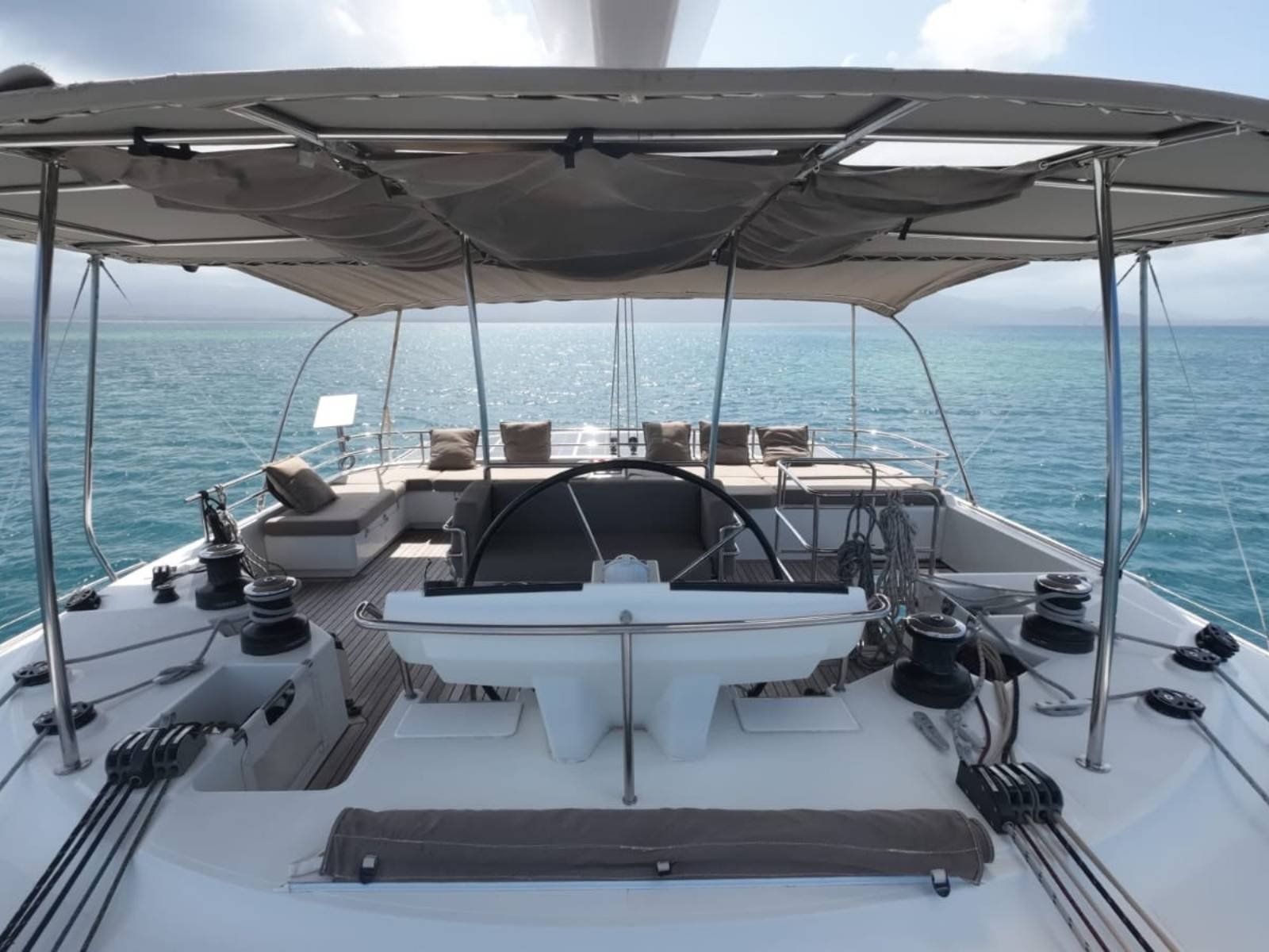 terraza con timón en catamarán Lagoon 56 en San Blas zona de estar exterior con vistas al mar