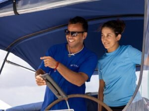 tripulación guiando navegación en catamarán por San Blas durante la travesía