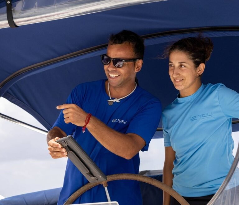 tripulación guiando navegación en catamarán por San Blas durante la travesía