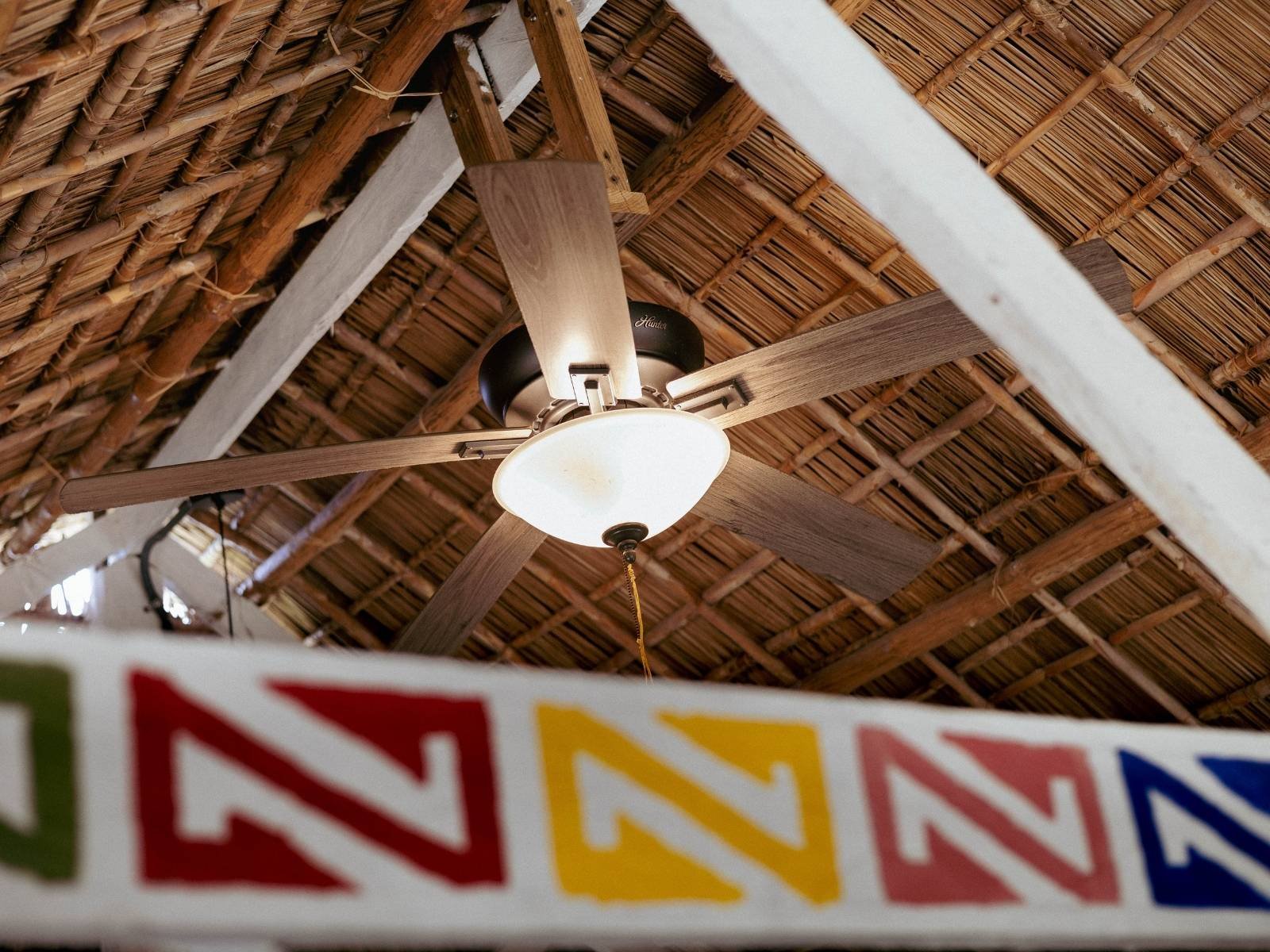 Ventilador de techo en cabaña en Cayos Holandeses San Blas con estructura rústica